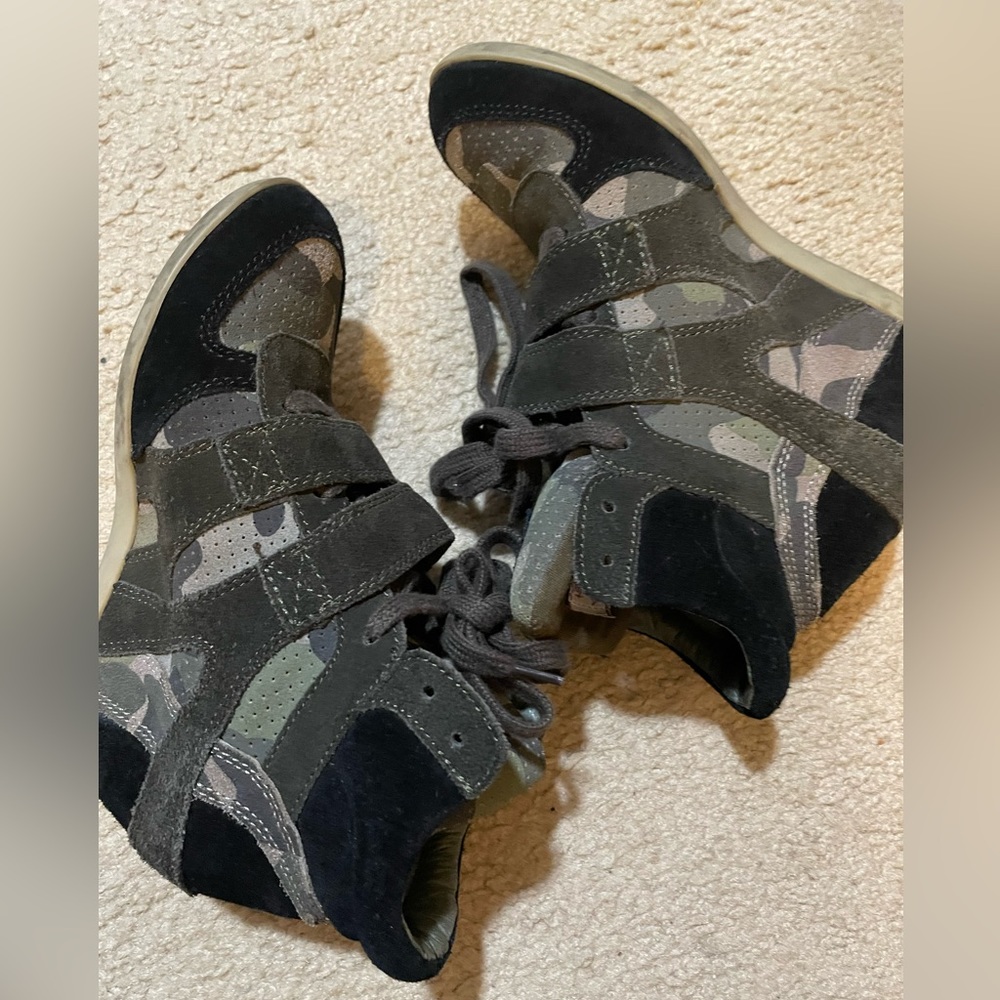 Bekett Sneaker…Suede upper with rubber sole